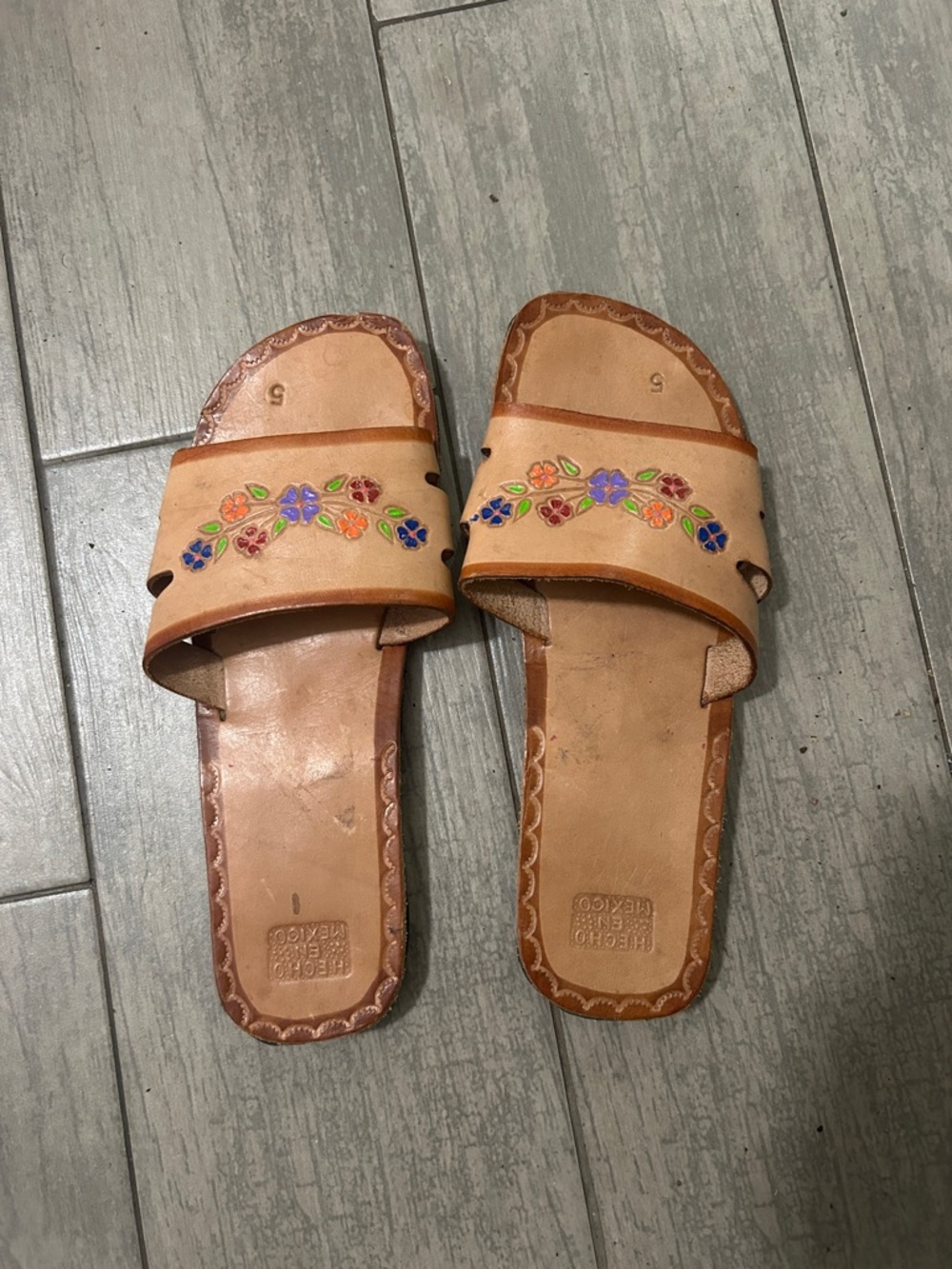 Women’s Tan leather tooled flower sandals Made in Mexico size 5